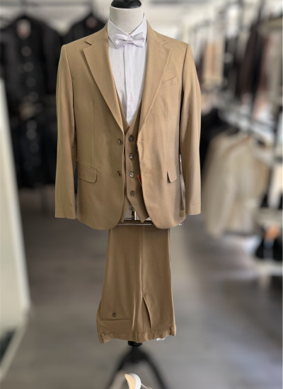 Beige slim suit with vest