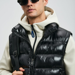 MEN'S BLACK SLEEVELESS JACKET WITH HIDDEN HOOD