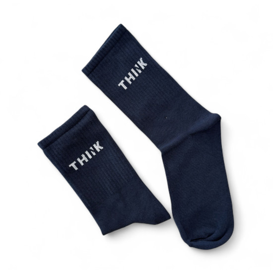 UNISEX ΚΑΛΤΣΑ ΜΕ ΣΧΕΔΙΟ 'THINK΄ ΣΕ ΣΚΟΥΡΟ ΜΠΛΕ