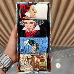 DESIGNED SOCKS IN A 3+1 PACKAGE