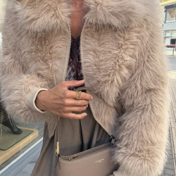 SHORT FUR COAT WITH ZIPPER AND ELASTIC / BEIGE / WHITE / BLACK